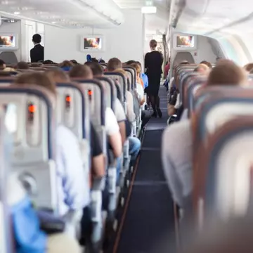 O însoțitoare de bord a vărsat o tavă cu băuturi pe CEO-ul companiei aeriene: „Încă mai sunt traumatizată”