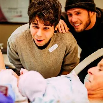 O femeie de 61 de ani, mamă surogată pentru fiul ei homosexual