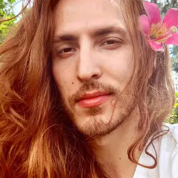 Modelul masculin al cărui păr a cucerit internetul. Nu s-a mai tuns de 7 ani!