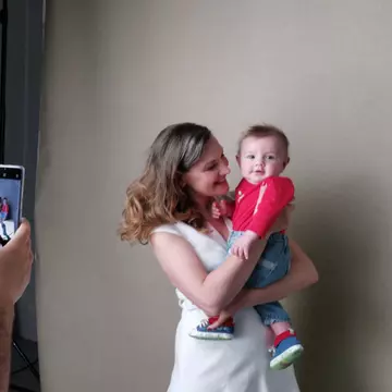 Melania Medeleanu, la prima ședința foto profesională alături de fiul ei, Radu Petru - Making of Unica de iunie 2019