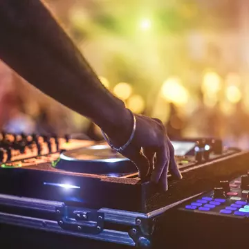 Primul festival din lume alimentat cu energie eoliană are loc în România