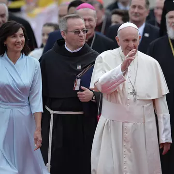 Ce i-a șoptit Klaus Iohannis lui Papa Francisc în fața gărzii de onoare de la Cotroceni