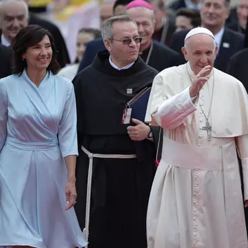 Ținuta a fost corectă. Cum a ales Carmen Iohannis rochia purtată la întâlnirea cu Papa Francisc