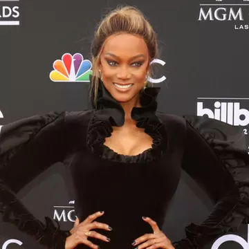 Tyra Banks, sexy pe coperta Sports Illustrated, la 22 de ani de la prima apariție în celebra revistă FOTO