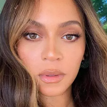 Reacția lui Beyonce când o femeie a dat-o la o parte ca să vorbească cu Jay-Z VIDEO