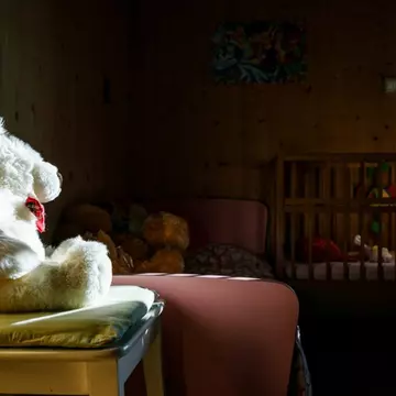 Abandonați de părinți, iubiți de străini. Emoționanta poveste a copiilor de la Singureni