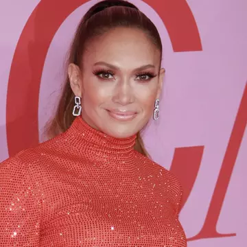 Jennifer Lopez, ținută extravagantă la CFDA Awards