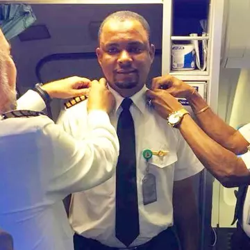 Povestea bărbatului care a devenit căpitan după ce a fost angajat să facă curat în avioane