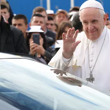 De ce Papa Francisc nu vrea să poarte pantofi roșii