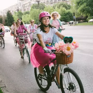 Biciclistele din București și-au celebrat pasiunea pentru mersul pe două roți la a 10-a ediție SkirtBike