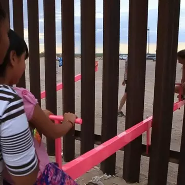 Balansoarele de la granița dintre SUA și Mexic îi lasă pe copii să se joace împreună