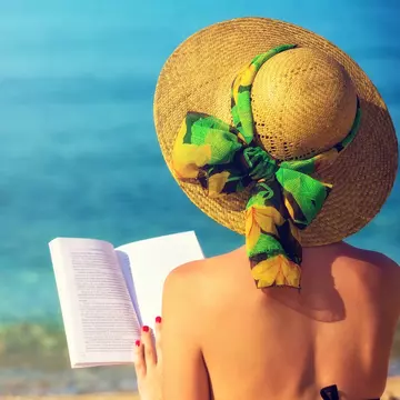 Cărțile pe care să le devorezi vara asta în timp ce te bronzezi