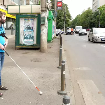 Povestea de viață a unui tânăr nevăzător. A învățat să trăiască în întuneric și să găsească căi de a „vedea” lumea