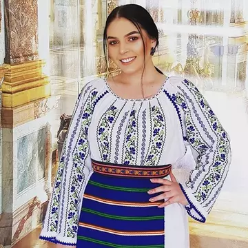 O cunoscută cântăreță de muzică populară lucrează ca make-up artist ca să își plătească piesele