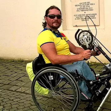 A murit Vasile Stoica, românul care a străbătut lumea într-un scaun cu rotile