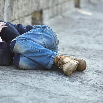 Copii puși să cerșească în Costinești, descoperiți de o turistă