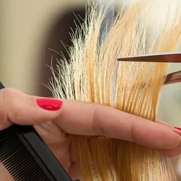 Ce întrebări să pui la coafor înainte să îți faci o schimbare dramatică de look