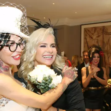 Paula Chirilă a prins buchetul de mireasă la nunta Wandei