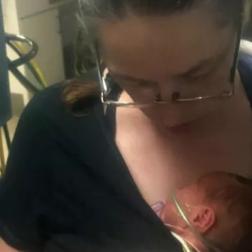 O femeie a născut la 24 de ore după ce a aflat că e însărcinată