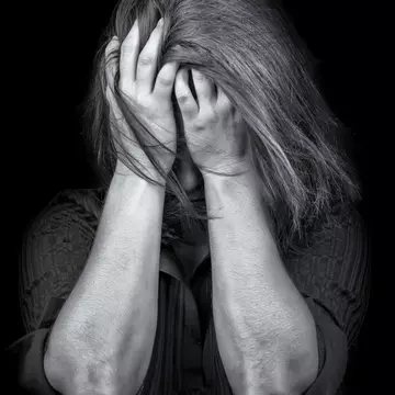 Cum se comportă polițiștii cu fetele violate: „Mi-a zis să merg la secție, că nu e treaba lui”