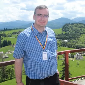 Un profesor din Botoșani a făcut împrumut la bancă pentru a-i duce în excursii pe elevii săraci