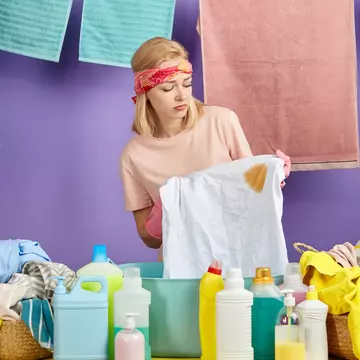 Scapă de petele de antiperspirant de pe haine cu ajutorul unor trucuri eficiente