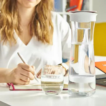 (P) Cum să te simți plină de energie și în largul tău înapoi la birou după concediu înlocuind în alimentația ta doar apa?