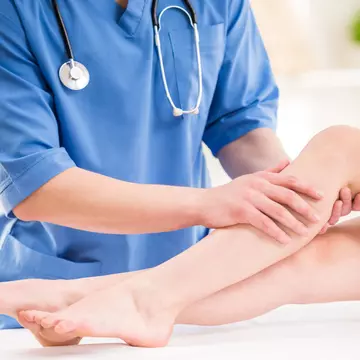 Picioare umflate și dureroase? De ce trebuie să mergi la medic cât mai repede