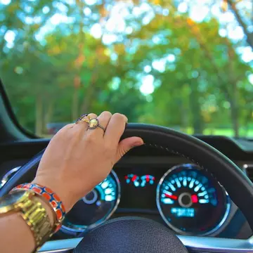 (P) Fii unica la volanul masinii obtinute prin servicii de inchirieri auto din Cluj!
