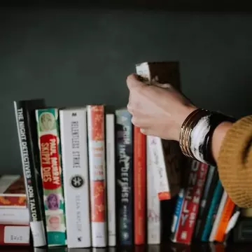 5 cărți pe care orice femeie trebuie să le citească