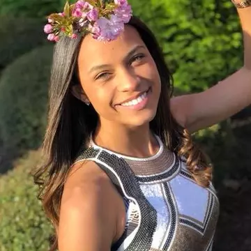 O tânără i-a trimis mesaje tatălui ei decedat. După 4 ani a primit un răspuns emoționant