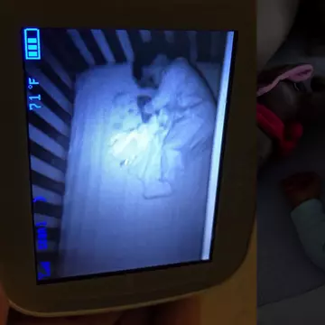 Mama vede o fantomă pe monitorul de bebeluși. După o noapte albă, își dă seama ce este de fapt | FOTO
