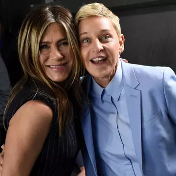 Jennifer Aniston și Ellen DeGeneres, sărut în direct VIDEO