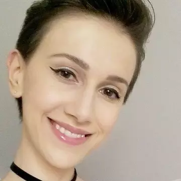 Mărturia unei supraviețuitoare: „4 ani de la Colectiv, dar noi continuăm să ardem”