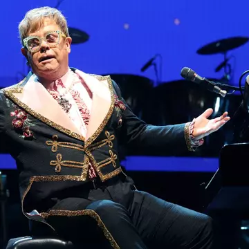Elton John, la un pas de moarte: „Am învățat să merg din nou”