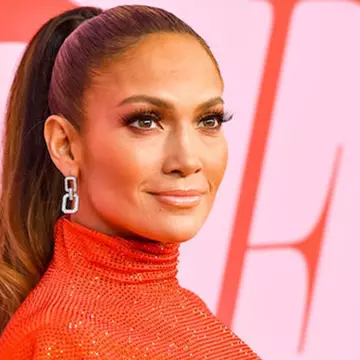 Jennifer Lopez și-a găsit sosia. O rusoiacă, confundată cu celebra artistă