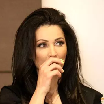 Ce vedetă de la noi are maseur personal peste tot, chiar și în dormitor