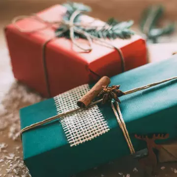 Truc de sărbători. Cum poți împacheta cadouri folosind puțină hârtie VIDEO