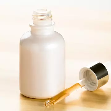 Ce este acidul salicilic și de ce ai nevoie de el în rutina ta de frumusețe