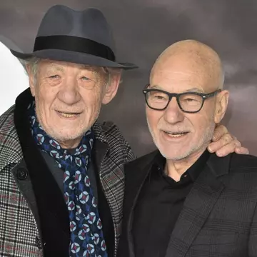 Doi actori celebri s-au sărutat pe covorul roșu