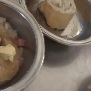 Pacienții la psihiatrie din Călărași, hrăniți cu pâine înmuiată în apă, margarină și salam