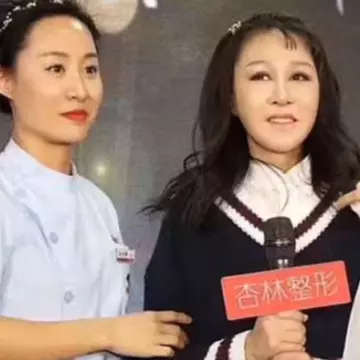 O fată suferă de o boală rară. Are 15 ani și chipul unei bătrâne