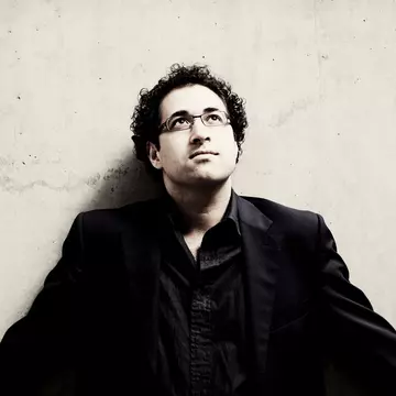 Dirijorul britanic Leo Hussain revine la Sala Radio cu un program Elgar/Sibelius