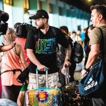 Concurenții Asia Express, părăsiți într-o piață de pește înainte de începerea cursei