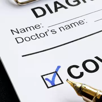 Ce a pățit tânăra cu coronavirus care s-a plimbat prin oraș fără să se autoizoleze