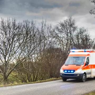 Inconștiență, în plină epidemie de coronavirus. Un bărbat a sunat la 112 să afle cum e să te plimbi cu izoleta
