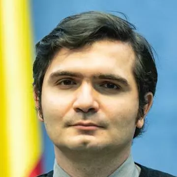 Povestea impresionantă a românului care transmite mesajele autorităților în limbaj mimico-gestual