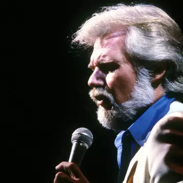 Cântărețul Kenny Rogers a încetat din viață
