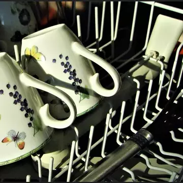 Cum cureţi uşor şi rapid maşina de spălat vase