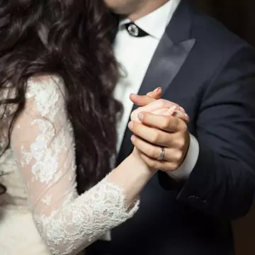 Daruri pe care nașii le pot face unui cuplu care se căsătorește. Voalul de mireasă cade în grija viitoarei nașe